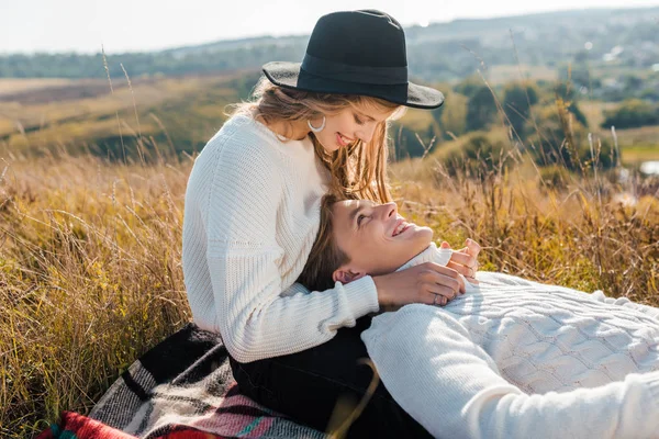 Hermosa novia mirando en novio en prado — Stock Photo