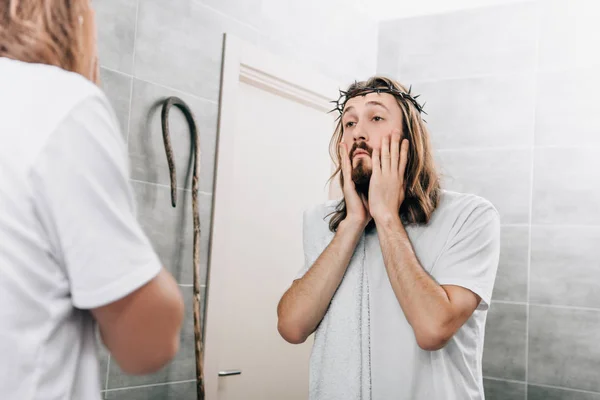Teilansicht des Jesus mit Handtuch über der Schulter beim Betrachten des eigenen Spiegels im Badezimmer — Stockfoto