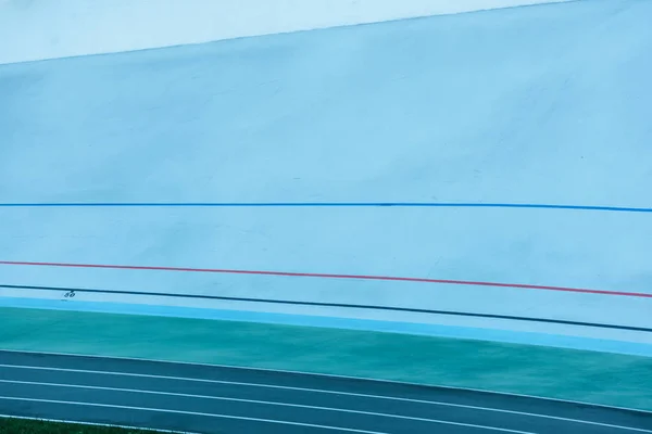 Líneas de colores en la pista, fondo geométrico - foto de stock
