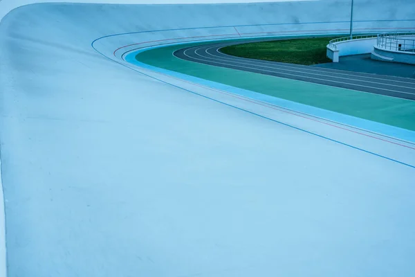 Уровень поверхности геометрического фона на пустом велодроме — стоковое фото