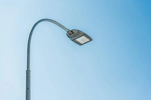 Vista de ángulo bajo de la lámpara de calle contra el cielo azul - foto de stock