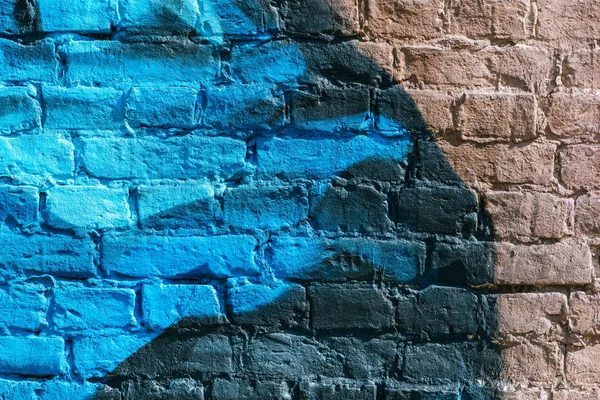 Vue plein cadre du mur de briques brunes avec des taches de couleur vive — Photo de stock