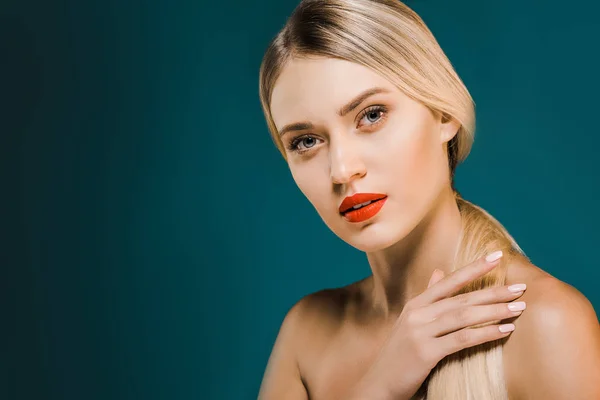 Porträt einer schönen blonden Frau mit roten Lippen und nackten Schultern auf dunklem Hintergrund — Stockfoto