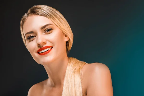 Retrato de bela mulher sorridente com lábios vermelhos no fundo escuro — Fotografia de Stock