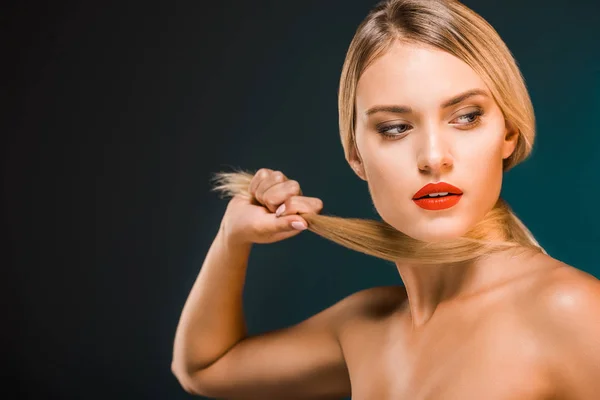 Retrato de mulher pensativa atraente com lábios vermelhos no fundo escuro — Fotografia de Stock