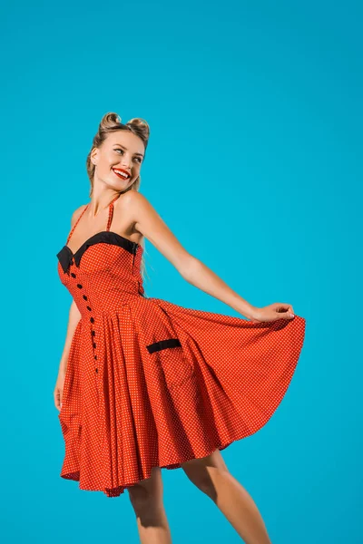 Porträt einer fröhlichen Pin-up-Frau im Retro-Kleid, die isoliert auf Blau posiert — Stockfoto