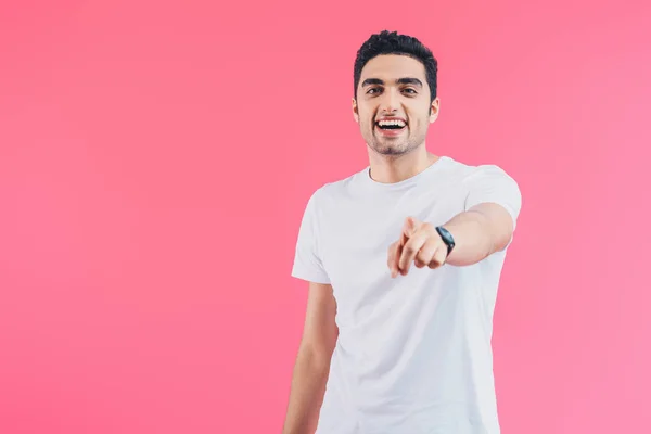 Riendo hombre apuntando en cámara aislado en rosa - foto de stock