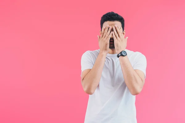 Müder Mann schließt Augen, die Hände isoliert auf rosa — Stockfoto