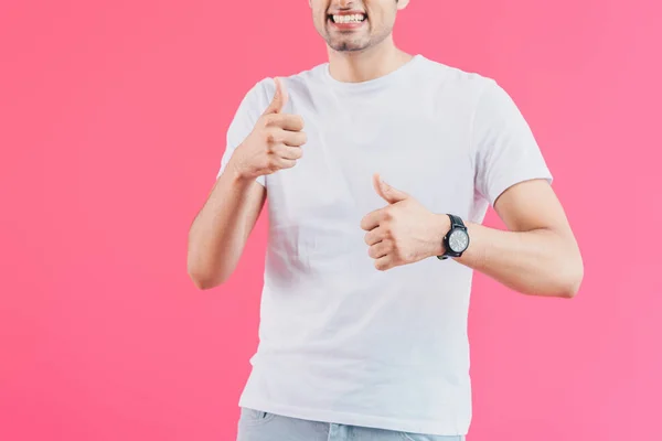 Imagen recortada de hombre sonriente mostrando pulgares hacia arriba aislado en rosa - foto de stock