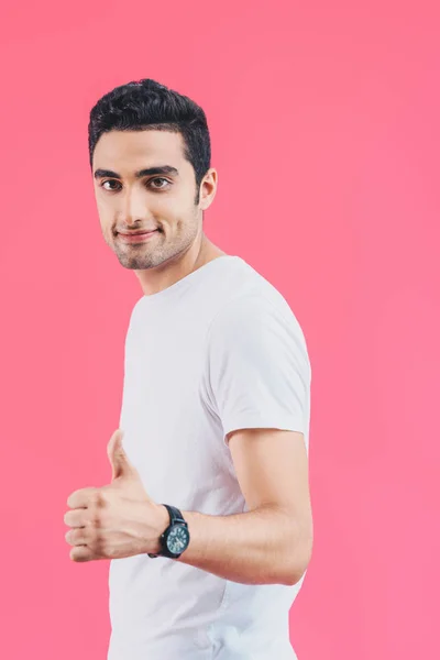 Bonito sorrindo homem mostrando polegar para cima isolado no rosa — Fotografia de Stock