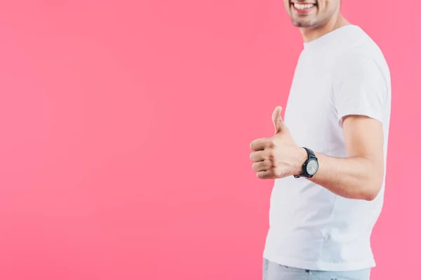 Обрізане зображення усміхненого чоловіка, що показує великий палець вгору ізольовано на рожевому — стокове фото