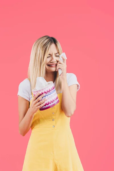 Weinende junge Frau mit Gewebebox wischt Tränen isoliert auf rosa — Stockfoto