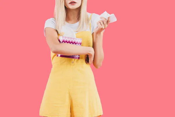 Vista parziale di giovane donna con scatola di tessuto isolato su rosa — Foto stock