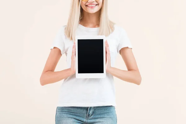 Vue partielle de la jeune femme souriante montrant tablette numérique avec écran blanc isolé sur beige — Photo de stock