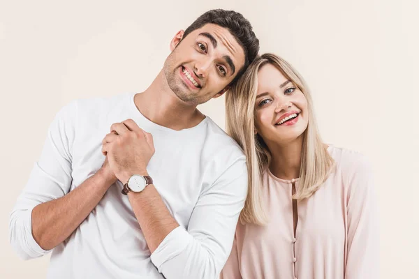 Joyeux jeune couple souriant à la caméra isolé sur beige — Stock Photo