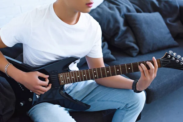 Immagine ritagliata del chitarrista che suona la chitarra elettrica a casa — Foto stock