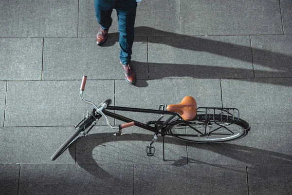 Parziale vista dall'alto di uomo d'affari e bicicletta sulla strada — Foto stock