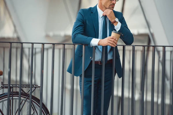 Schnappschuss von selbstbewusstem Geschäftsmann, der Kaffee hält, um auf die Straße zu gehen — Stockfoto