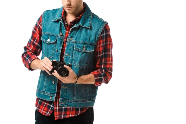 Vue partielle du photographe masculin hipster en gilet denim et chemise à carreaux prise de vue sur caméra isolée sur blanc — Photo de stock