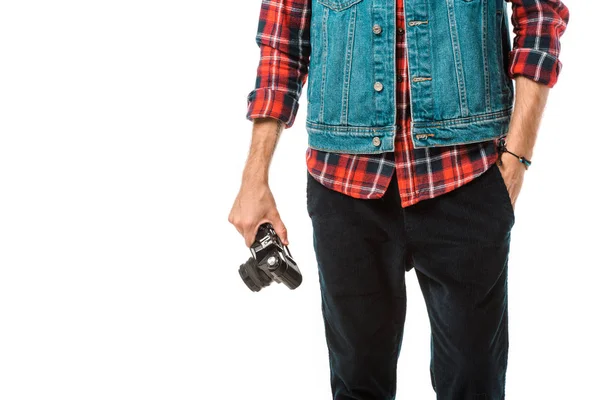 Обрезанное изображение фотографа-хипстера в джинсовом жилете и клетчатой рубашке, держащей камеру изолированной на белом — стоковое фото