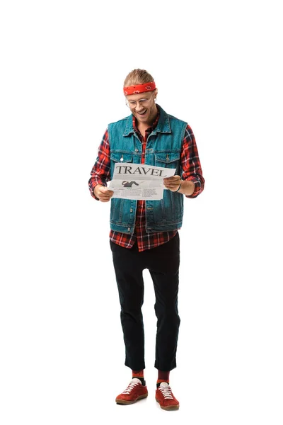 Fröhlicher Hipster-Mann in Jeansweste liest Reisezeitung isoliert auf Weiß — Stockfoto