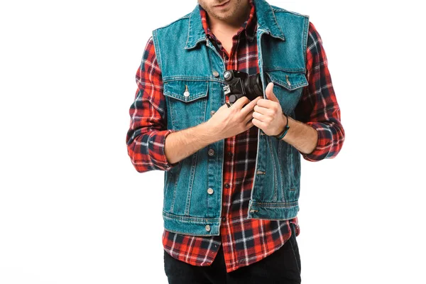 Vue partielle du photographe masculin hipster en gilet en denim et chemise à carreaux tenant la caméra isolée sur blanc — Photo de stock