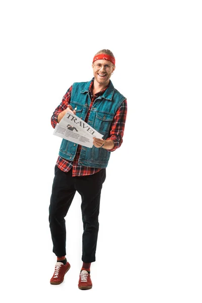 Lachender Hipster-Mann in Jeansweste liest Reisezeitung isoliert auf Weiß — Stockfoto