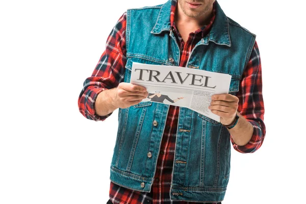 Vista parcial del hombre hipster con estilo en chaleco vaquero leyendo periódico de viaje aislado en blanco - foto de stock