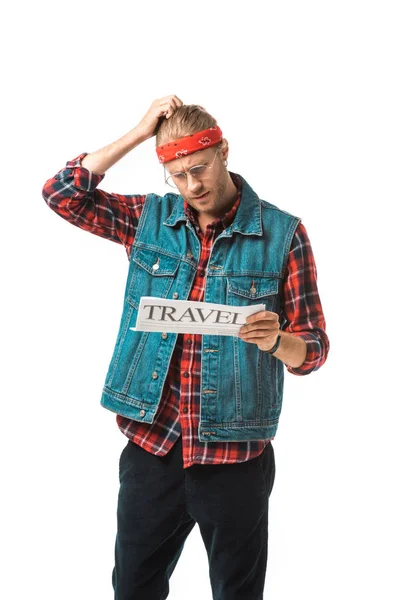 Homem hipster elegante em colete jeans ler jornal de viagem isolado em branco — Fotografia de Stock