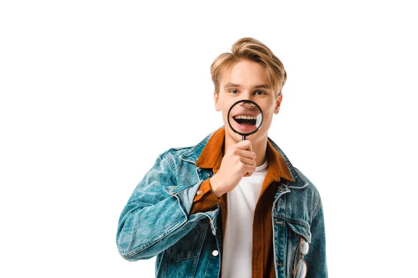 Élégant jeune homme hipster en jean veste s'amuser avec loupe isolé sur blanc — Photo de stock