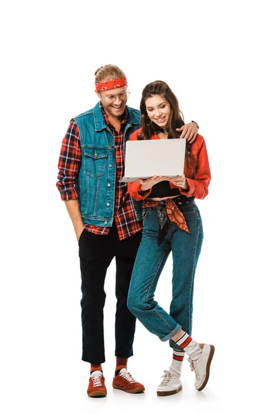 Feliz casal hipster moda usando laptop isolado no branco — Fotografia de Stock