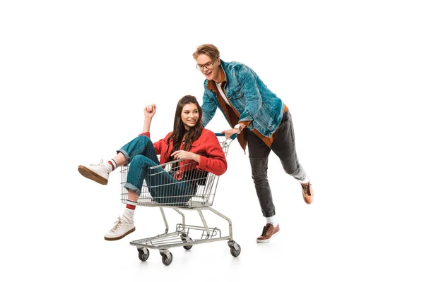 Stylische männliche Hipster tragen Einkaufswagen mit Freundin isoliert auf weiß — Stockfoto