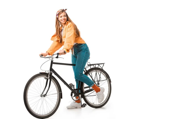 Sourire belle fille hipster assis sur vélo isolé sur blanc — Photo de stock