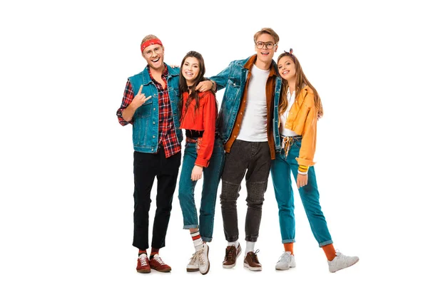 Hombre hipster masculino en chaleco denim mostrando gesto de roca mientras sus amigos de pie cerca aislado en blanco - foto de stock