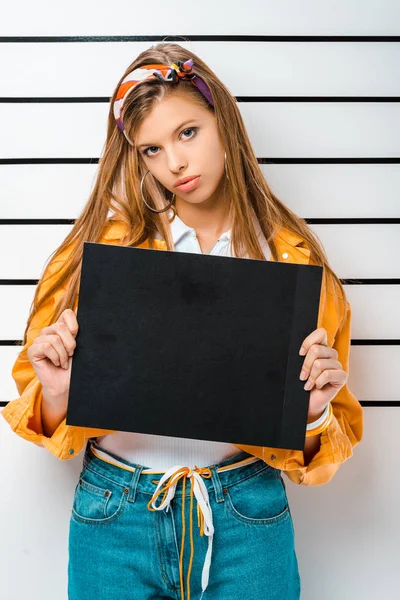 Preso elegante menina posando com vazio prisão bordo na frente da polícia line up — Fotografia de Stock