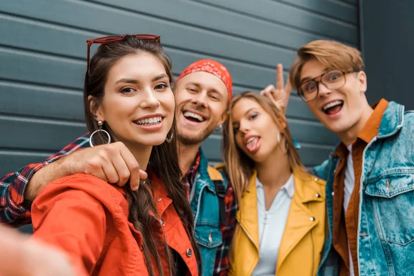 Bellos hipsters con estilo tomando selfie juntos - foto de stock