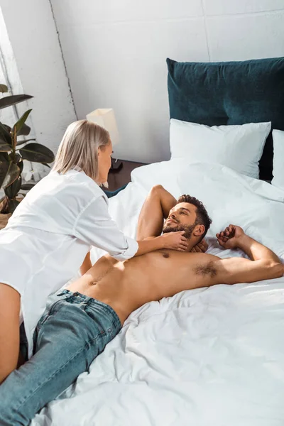Apaixonado jovem mulher seduzindo seu namorado na cama — Fotografia de Stock