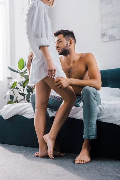 Recortado disparo de apasionada joven pareja abrazos en el dormitorio — Stock Photo