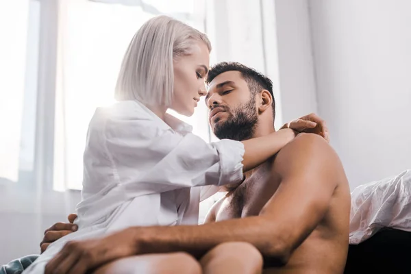 Passionnée jeune femme embrassant son copain torse nu — Photo de stock