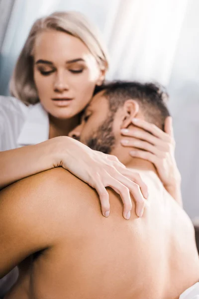 Primer plano de apasionada joven mujer rascándose la espalda de su novio sin camisa — Stock Photo