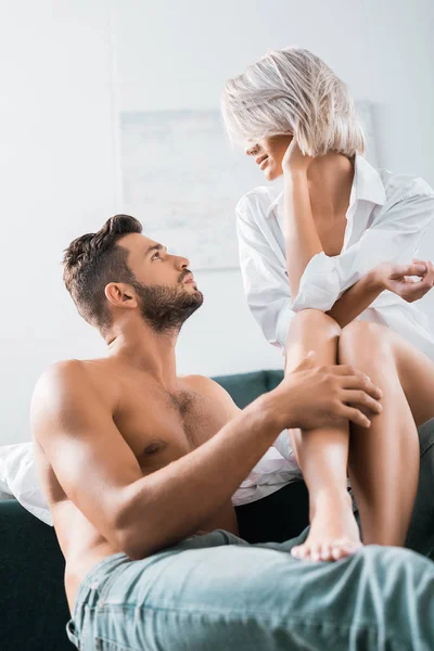 Atractiva pareja joven coqueteando en dormitorio de luz — Stock Photo