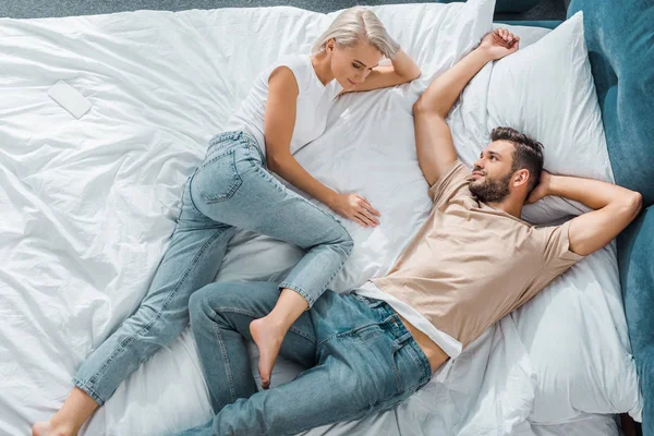 Blick von oben auf glückliches junges Paar, das sich im Schlafzimmer entspannt — Stockfoto