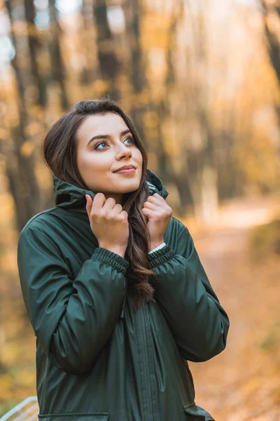 Foco seletivo de bela jovem mulher no revestimento posando ao ar livre — Fotografia de Stock