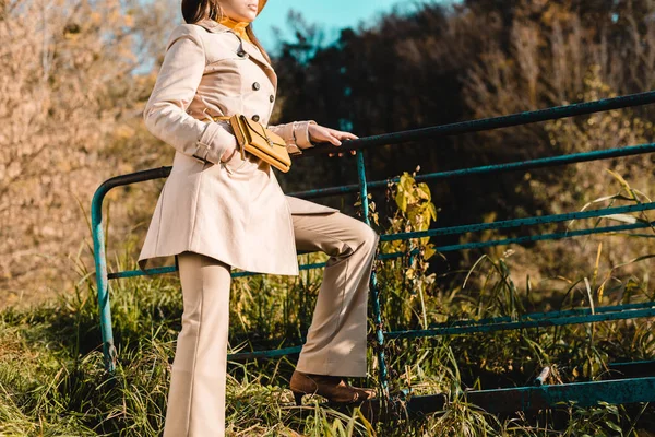 Teilansicht einer eleganten, stilvollen Frau im Trenchcoat, die im Freien posiert — Stockfoto