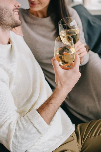 Plan recadré de jeune couple buvant du vin à la maison — Photo de stock