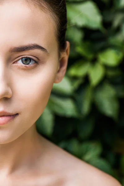 Cropped face of young woman with green background — Stock Photo