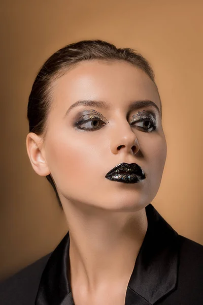 Jeune belle femme avec un maquillage pailleté — Photo de stock