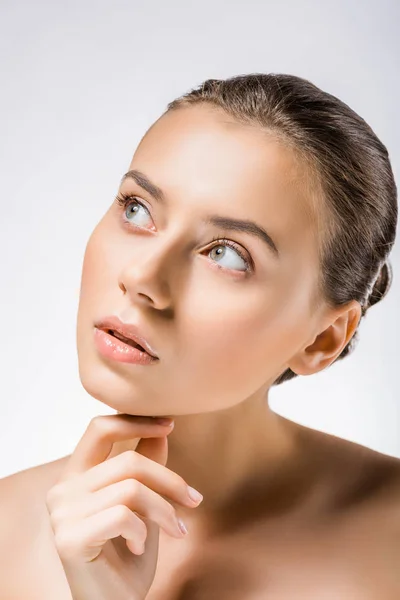 Jeune belle femme avec le maquillage nu et la main près du visage — Photo de stock