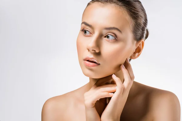 Jeune belle femme avec maquillage nu et les mains près du visage — Photo de stock