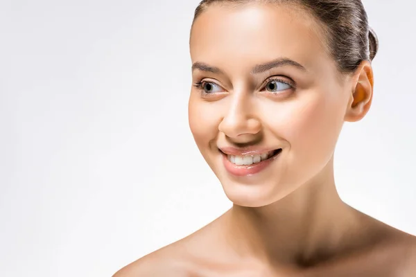 Jeune souriante belle femme avec maquillage nu — Photo de stock